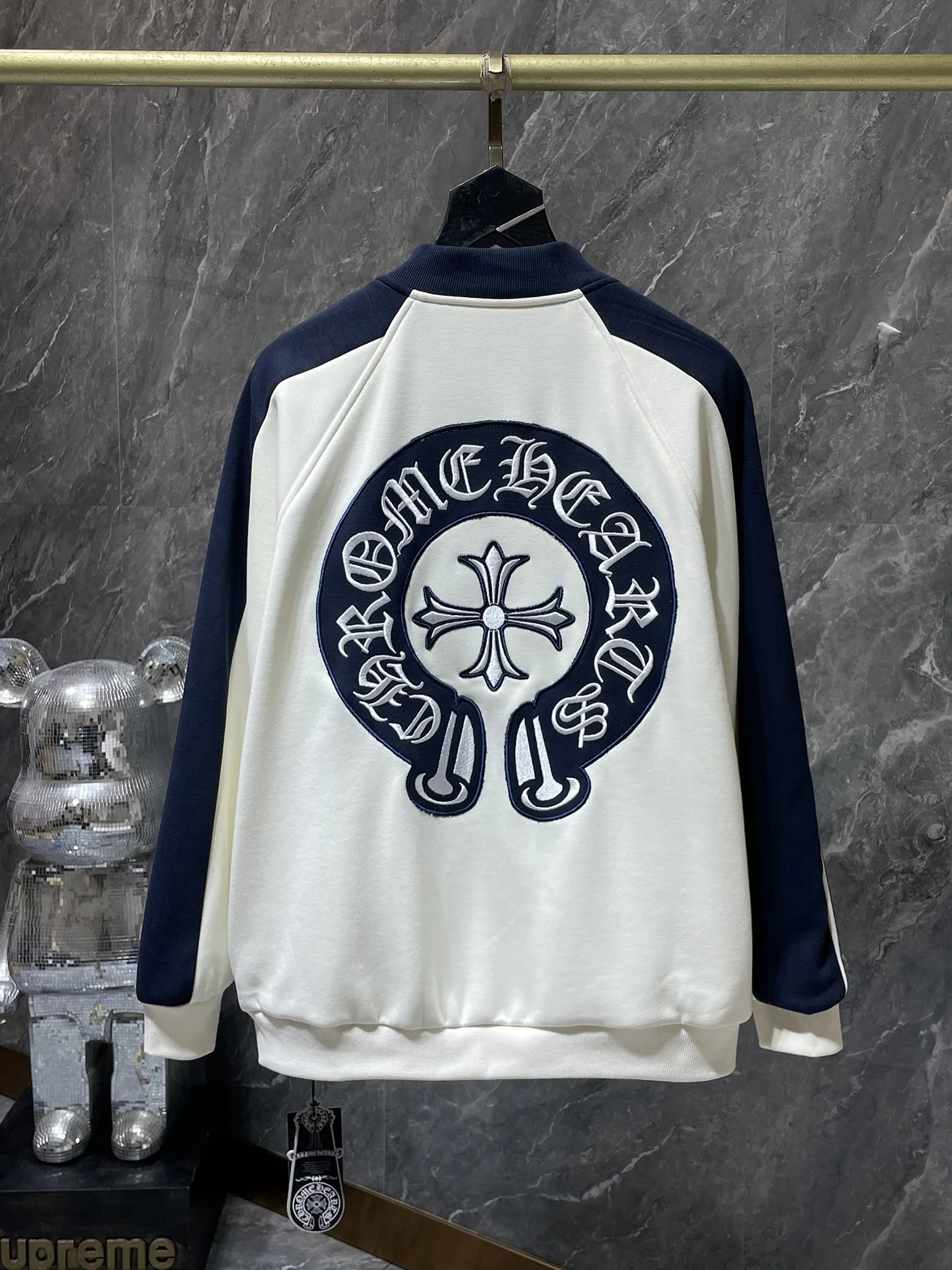 P436 Chrome Hearts 🍁Winter clothing is here🍁New Year's clothing Sanskrit cross woolen leather sleeves spliced ​​baseball embroidered cotton clothing Heavy embroidery➕Double sleeve splicing special technology Counter synchronization, heavy industry! ! Customized version of thickened woolen fabric, silk lining, customized version of hardware, not the ordinary version on the market! ! 🌈Recommended colors: black and white stitching 🌈Code numbers: S, M, L, XL